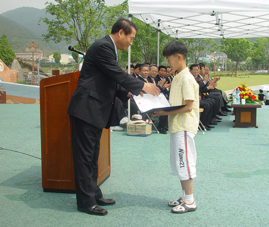 만연초교 고경석(5년)군이 화순환경연합이 주최한 환경글짓기 그림 및 표어대회에서 대상을 받았습니다. 